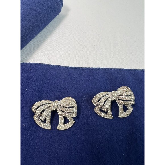Set Of 2 Stunning Clear Rhinestone Cut Silver Tone Bow Tie Shaped Brooch Pin - Picture 1 of 5